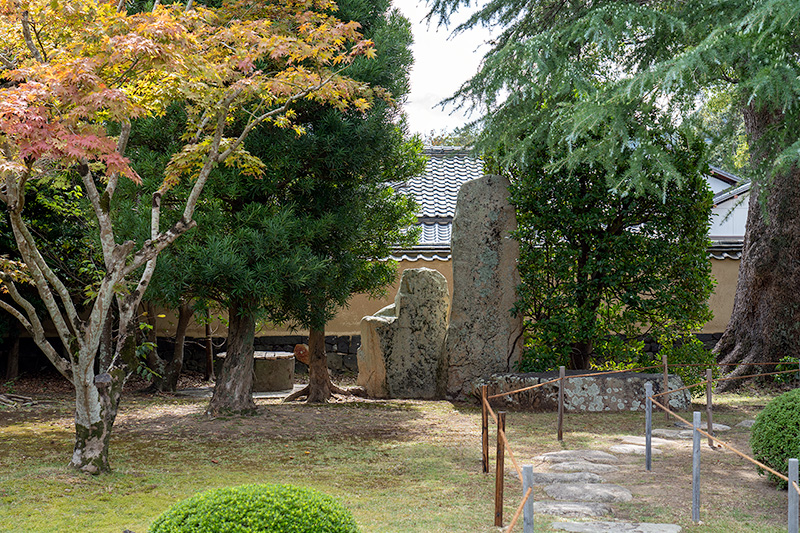 新庭庭園　三尊石