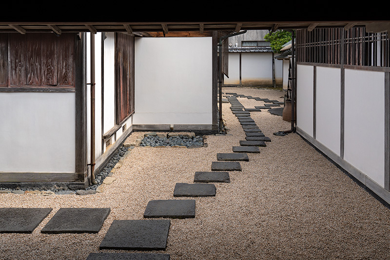 長屋門から中門に向かって打たれた飛石