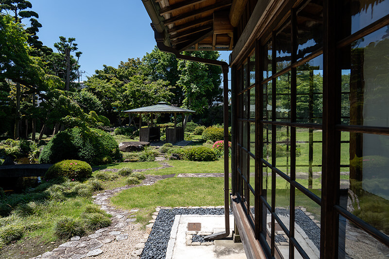 金鈴荘と東屋