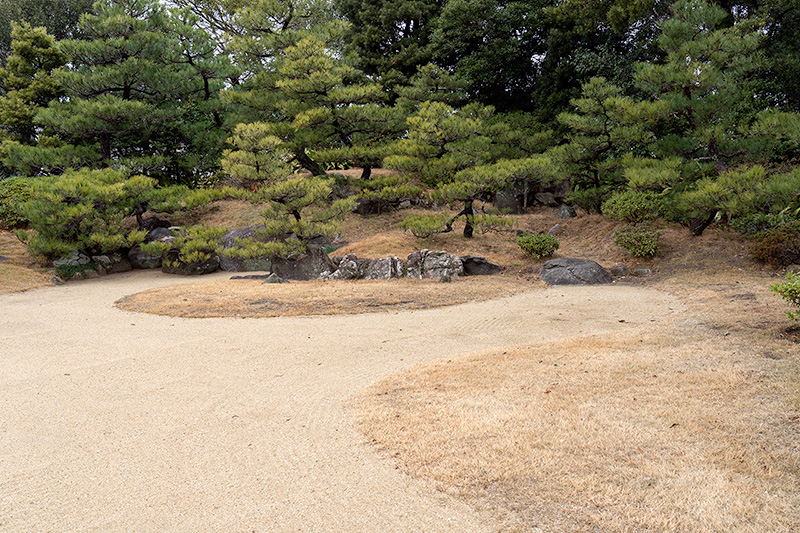 白砂で唐津湾を模している