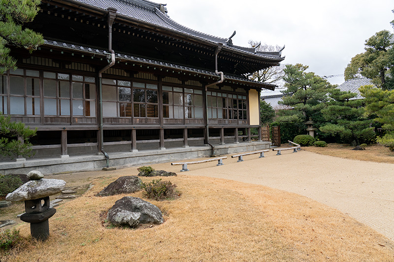 舞鶴園と本堂を望む