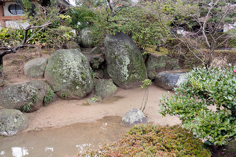 池泉庭園の滝石組