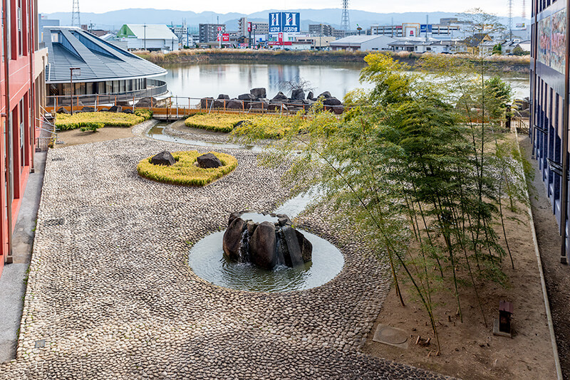日本庭園と人造湖