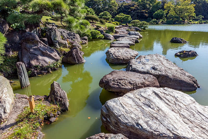 中の島に繋がる渡り橋（清澄庭園）