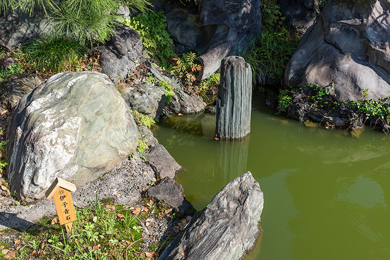 大泉水越しに大正記念館（清澄庭園）