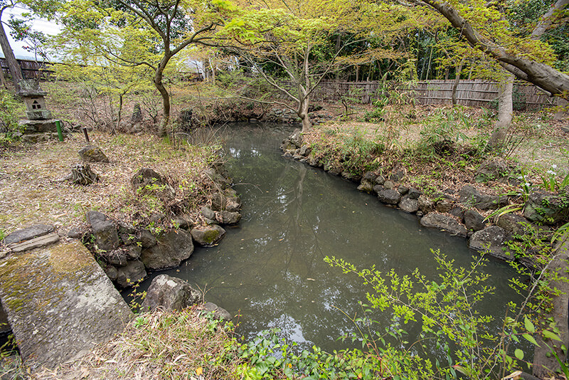 心字池の護岸石組