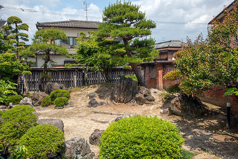 土が占める面積が広く間延びした感じがある