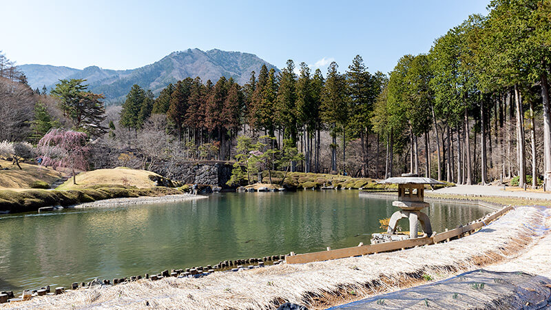 山並みに囲まれたロケーションを最大に活かした借景