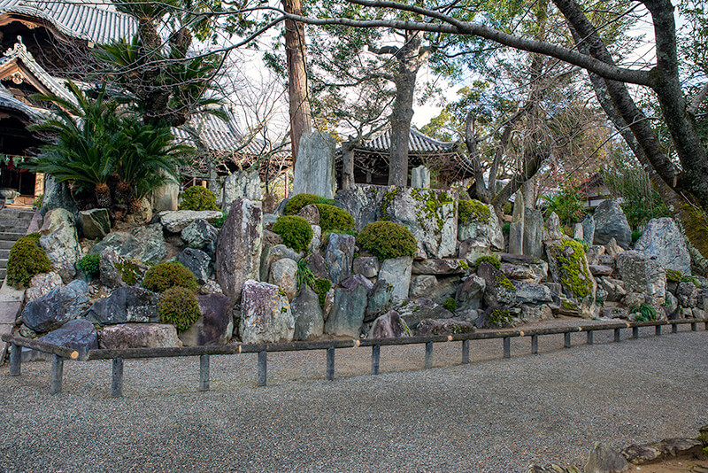 石段右手のエリア