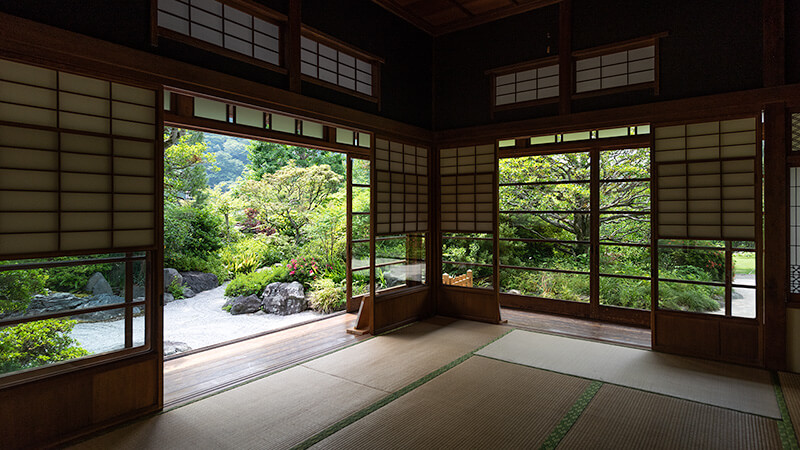 和室「中の間」からの額縁庭園