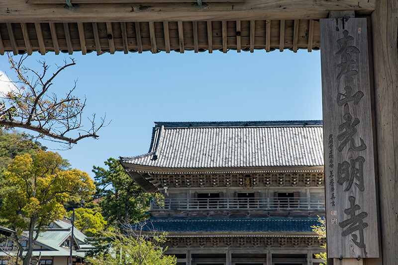 光明寺の総門から山門を望む