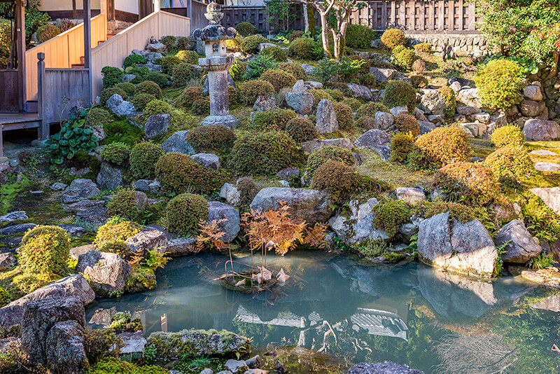 客殿西側　池泉庭園