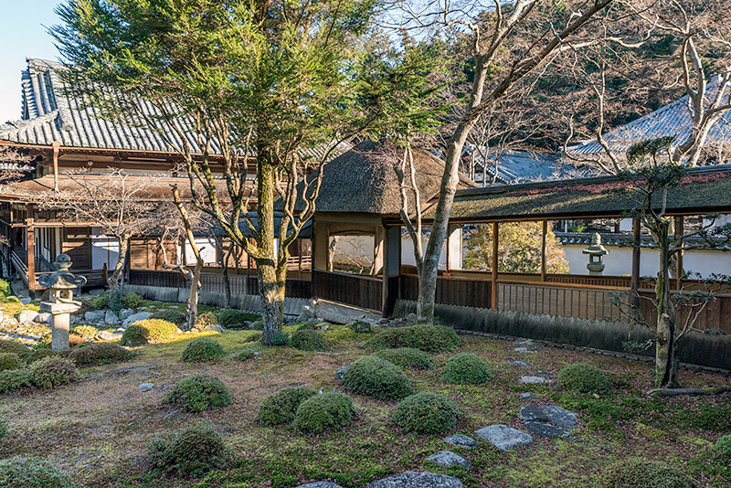 渡り廊下は茅葺き屋根