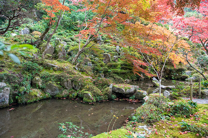 山畔には集団石組