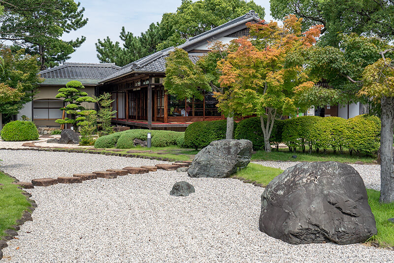建物は江戸後期に建築したものを移築・修復