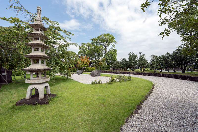 五重の石塔と枯山水