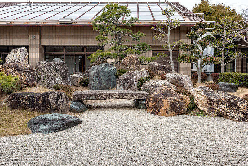 白、青、茶色と色の異なる巨石を使う