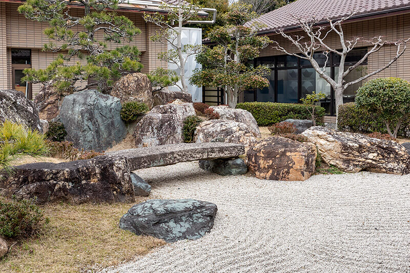 奥の建物は入浴施設であったが2018年に終了
