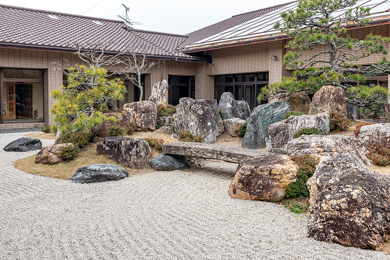 奥の築山頂部にある天を突くような立石は、私は蓬莱山と推測