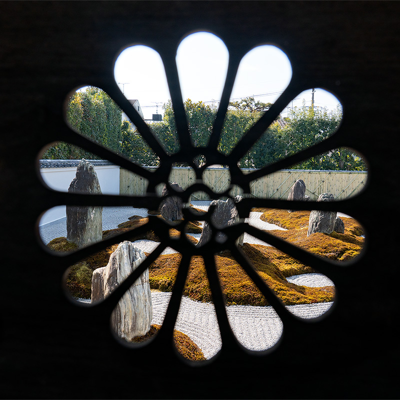 寺紋越しに「心和の庭」を撮影