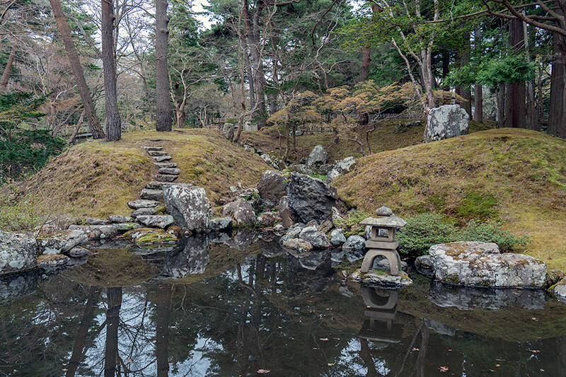 出島のように張り出した築山