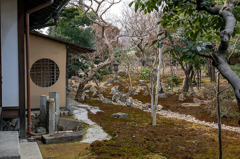 枯流れのある枯山水