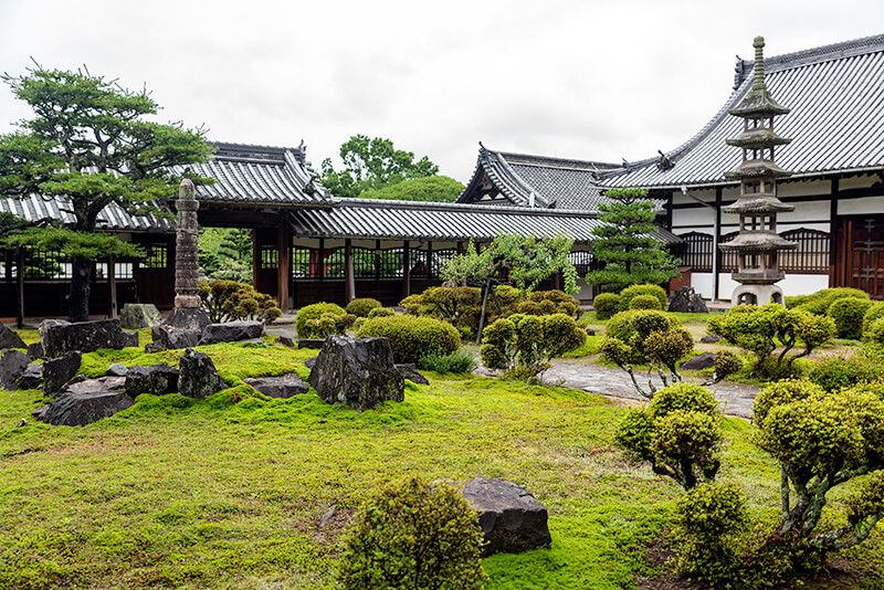 薬医門をくぐったところにある法堂前の枯山水