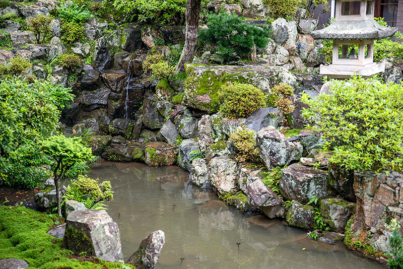 興聖寺　池泉庭園の滝石組