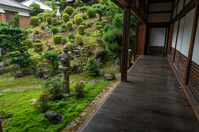 山畔を活かした苔庭