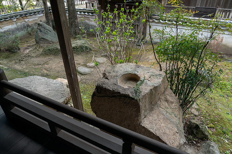 巨石による手水鉢