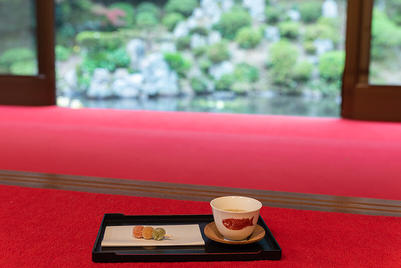 お茶とお菓子を頂ける