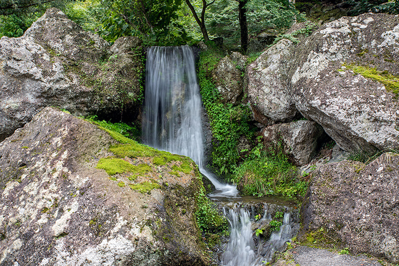 西庭園　滝石組