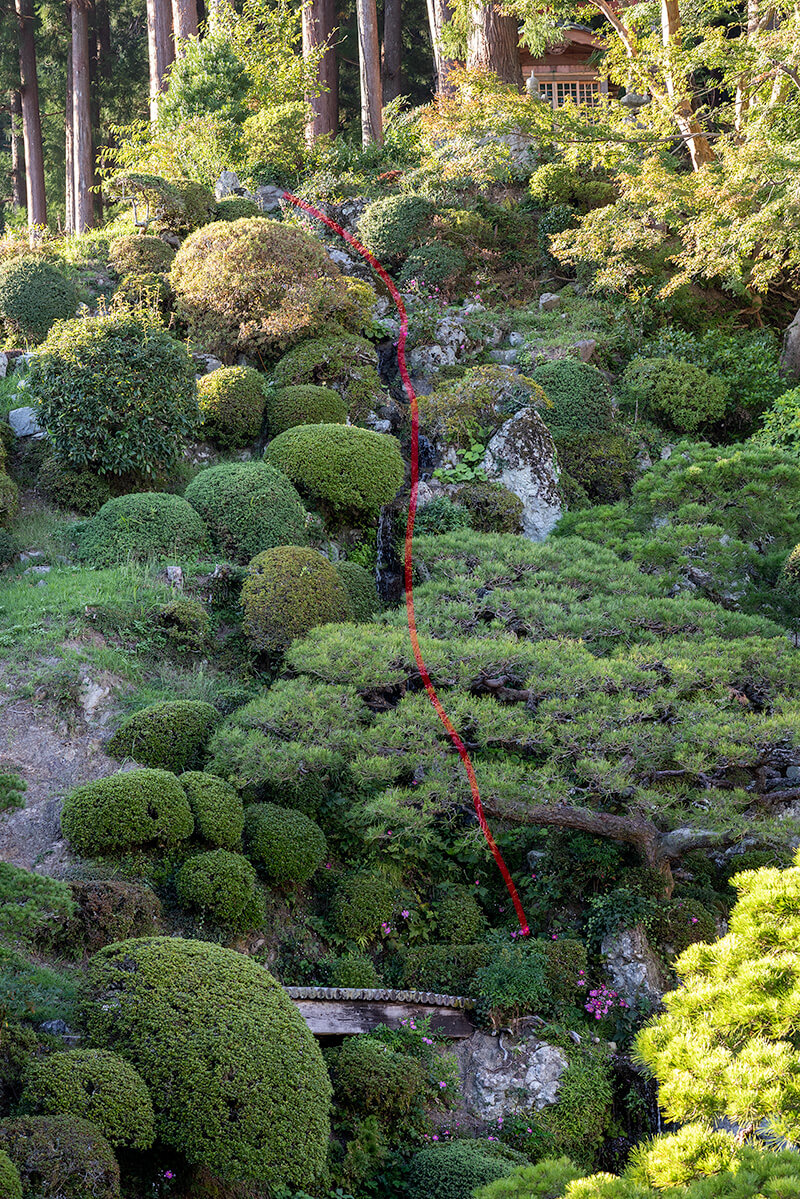 久遠寺の滝石組