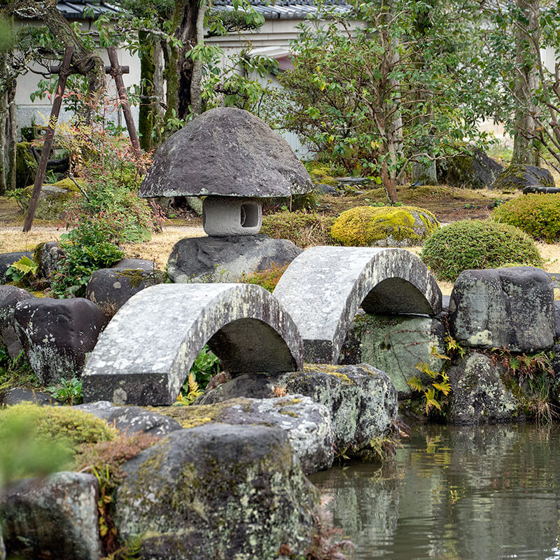 二連の反り橋