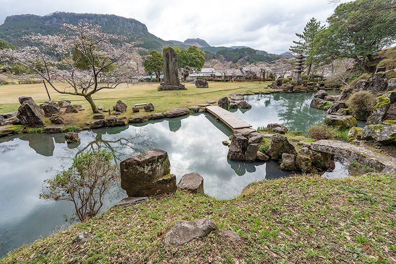 借景には大岩扇山(691m)が広がる