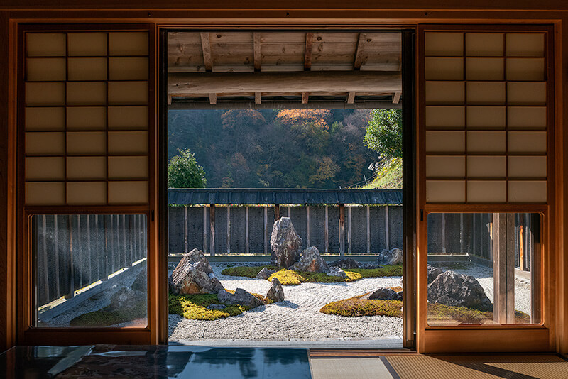 座敷から曲嶌庭を眺める