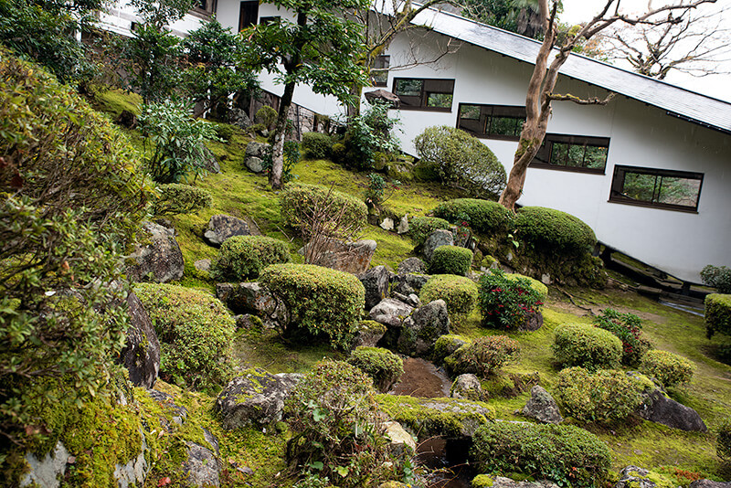 渡り廊下からも庭園を鑑賞できる