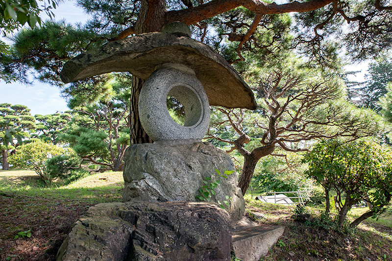 野夜灯（やどう）のような石灯籠
