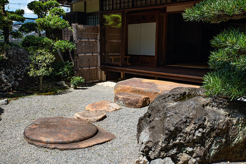 鞍馬石による沓脱石と飛石