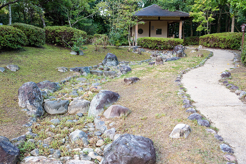 上流には東屋