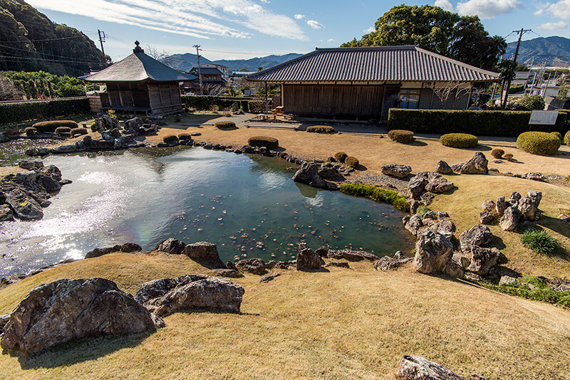 築山から庭園を見下ろす。