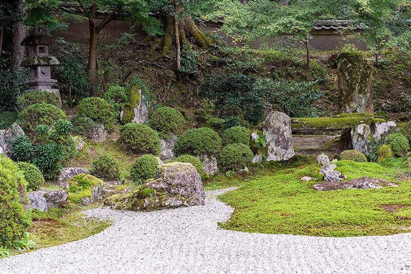 亀島の奥に広がる蓬莱連山