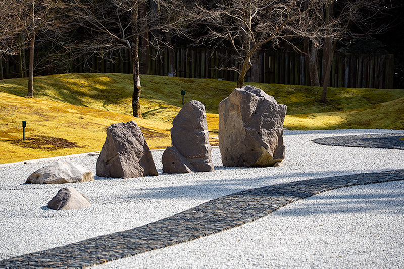 三笠安山岩による立石