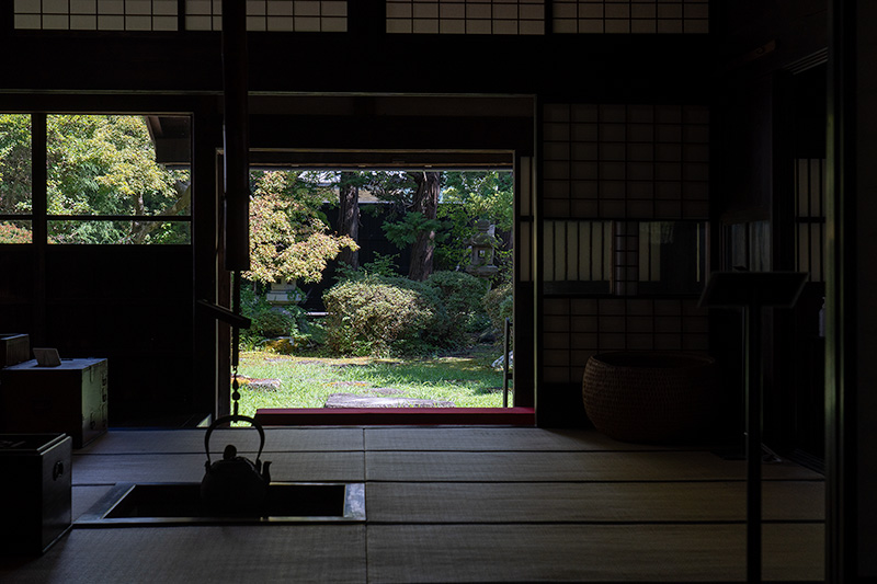 母屋からの額縁庭園