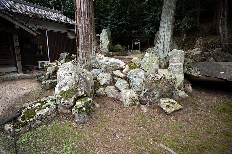 鶴島の護岸石組