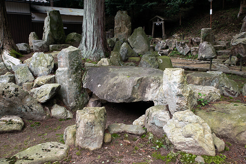 左手が三尊手法の羽石、右手が須弥山石組