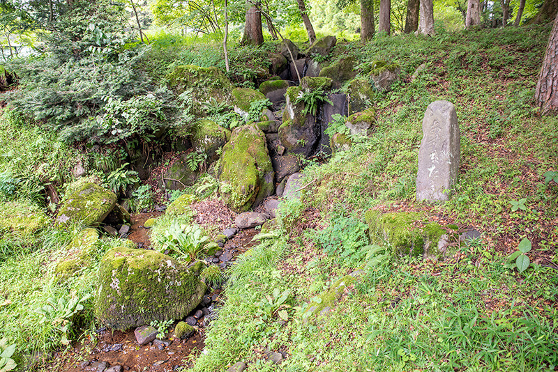 滝石組「あずま滝」