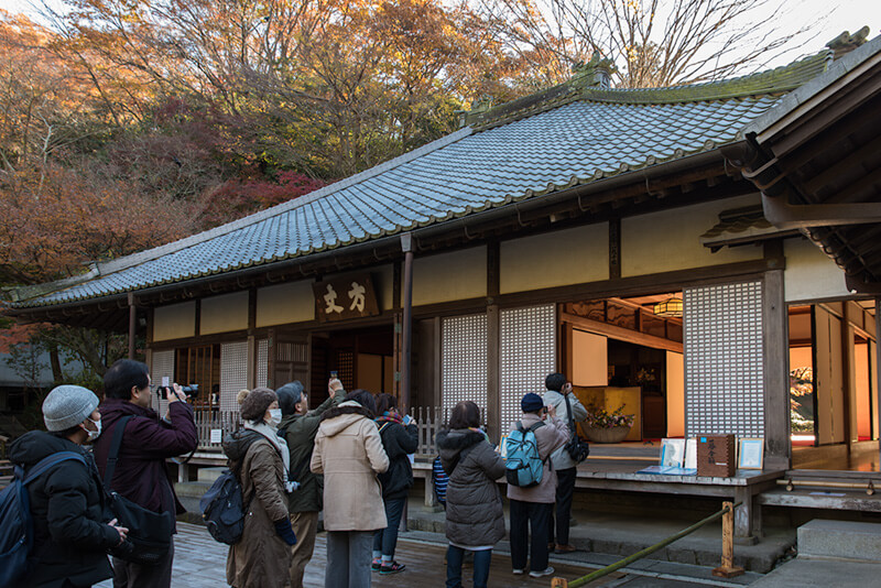 悟りの窓を撮影する行列（名月院）
