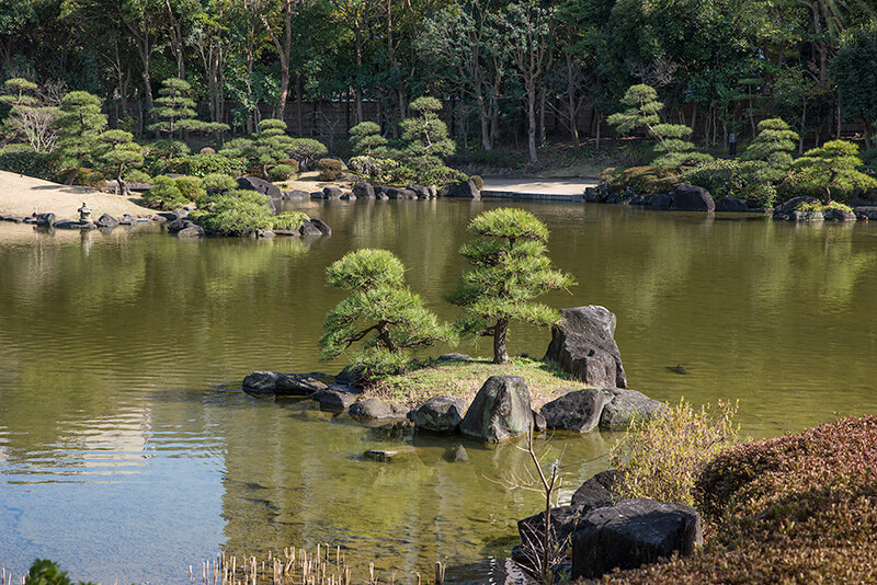 下の池に設けられた島