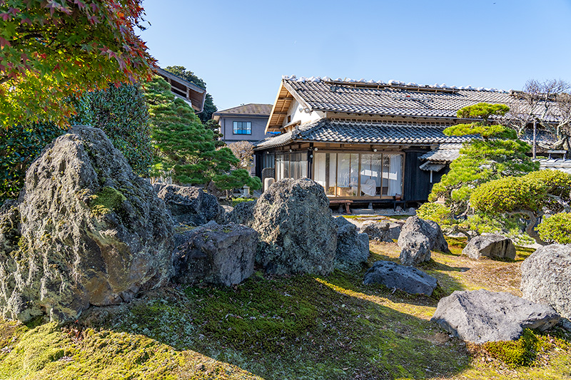 溶岩ならではの岩肌